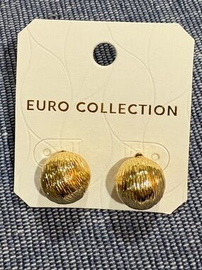 ⭐️ Textured Gold Dome Stud Earrings - Shiny Gold